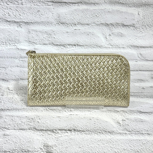 大きく開いて使いやすい！ マチ付き 極小長財布 8枚カードポケット 編み込みエンボスレザー ゴールド