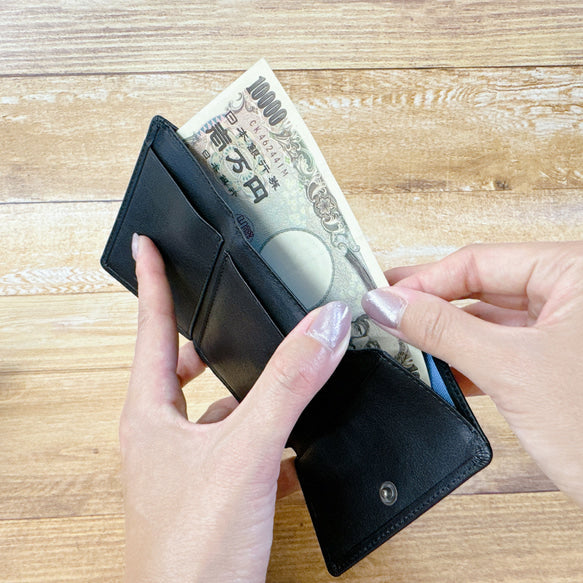 薄くて使いやすいコンパクトな三つ折り財布