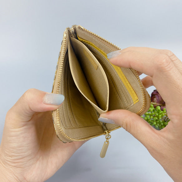 薄マチで使いやすい ハーフ財布 エナメルローズ イエローゴールド 日本製 コンパクト財布《Squeeze スクイーズ》