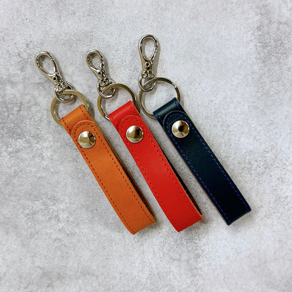 ホックで便利に取り付け可能！　ストラップ付きレザーキーホルダー