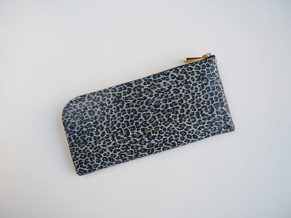 薄くて軽くて大容量なL字長財布 14枚カードポケット スペインシープ ヒョウ柄ネイビー