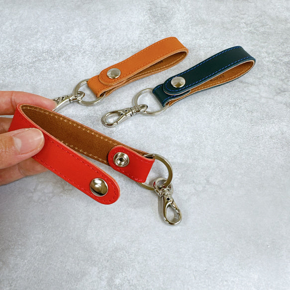 ホックで便利に取り付け可能！　ストラップ付きレザーキーホルダー