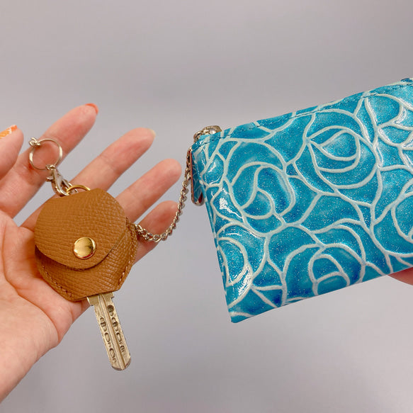 お財布にも使えるキーケース エナメル革ローズ〔オーシャンブルー〕スクィーズ スマートキー