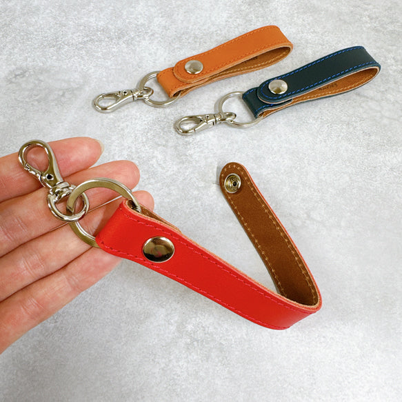 ホックで便利に取り付け可能！　ストラップ付きレザーキーホルダー