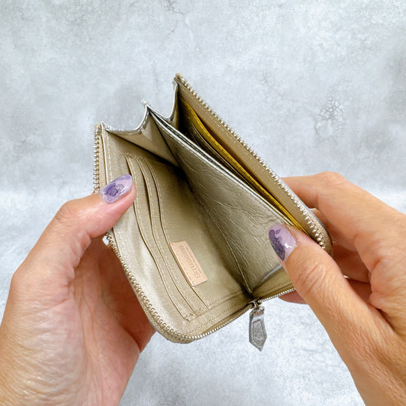 大きく開いて使いやすい！ マチ付き コンパクト財布 ハーフ 編み込みエンボスレザー