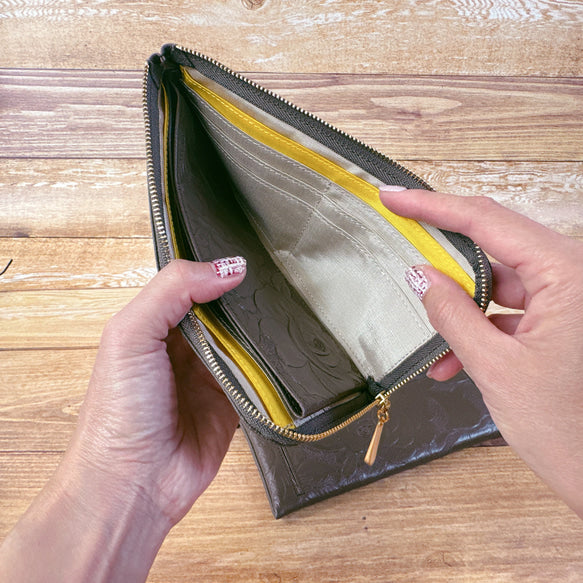 薄くて軽くて大容量なL字長財布 14枚カードポケット 牛革 バラ型押し