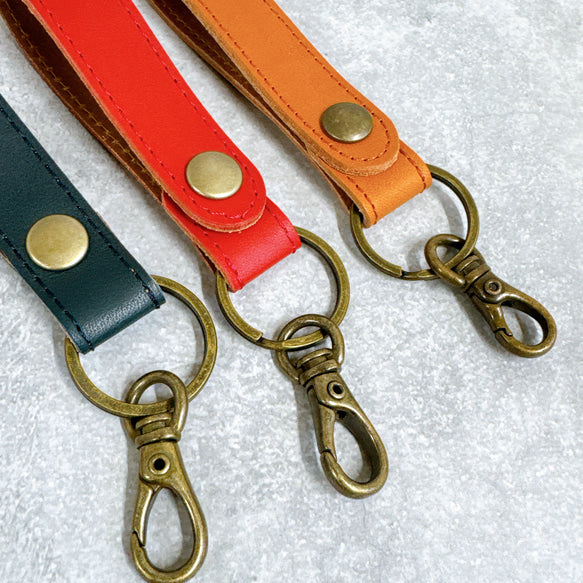 ホックで便利に取り付け可能！　ストラップ付きレザーキーホルダー