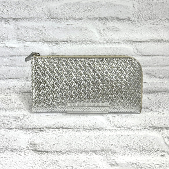 大きく開いて使いやすい！ マチ付き 極小長財布 8枚カードポケット 編み込みエンボスレザー シルバー