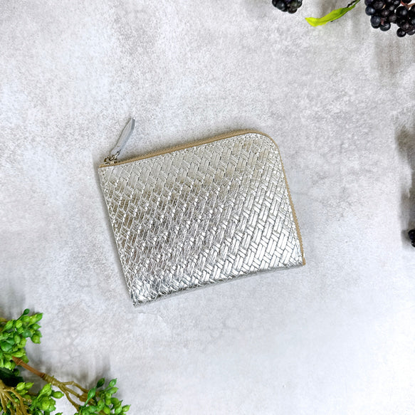 大きく開いて使いやすい！ マチ付き コンパクト財布 ハーフ 編み込みエンボスレザー