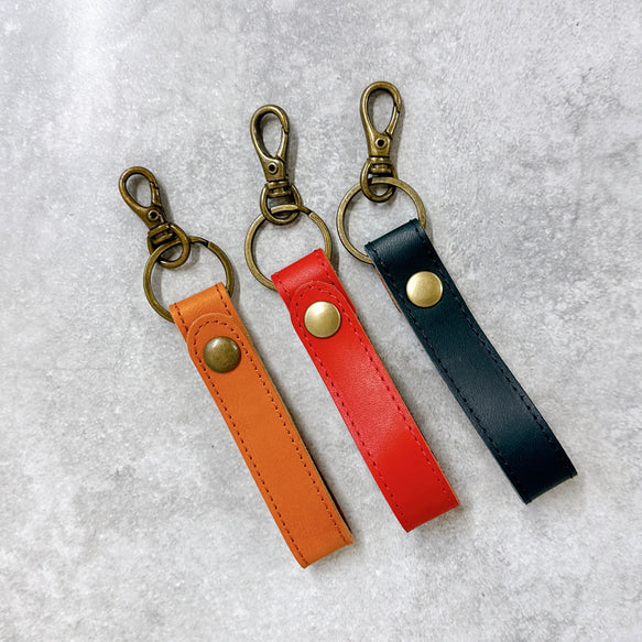 ホックで便利に取り付け可能！　ストラップ付きレザーキーホルダー