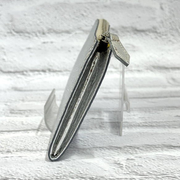 大きく開いて使いやすい！ マチ付き 極小長財布 8枚カードポケット 編み込みエンボスレザー シルバー