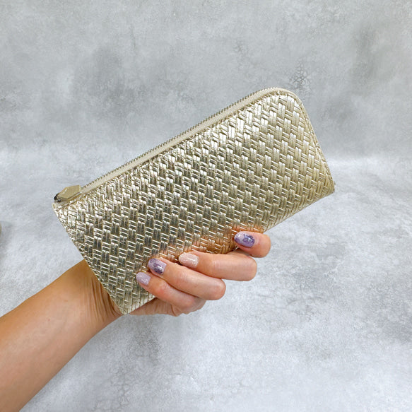 大きく開いて使いやすい！ マチ付き 極小長財布 8枚カードポケット 編み込みエンボスレザー ゴールド